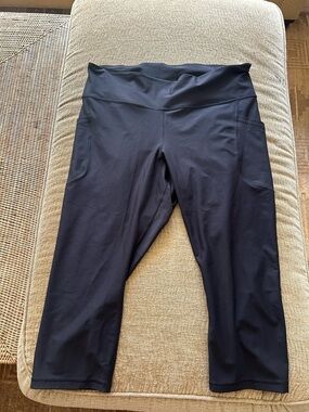 Old Navy PowerSoft Black Capri Leggings with Pockets